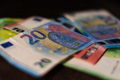 Nuo sausio įsigalioja Seimo pernai priimtos mokesčių ir pensijų sistemos reformos. Biudžeto surinkimą didins naujas draudimo sutarčių, saldintų gėrimų apmokestinimas, taip pat – mokestinės įplaukos po tikėtino vartojimo šuolio, gyventojams imant leisti iš pensijų fondų atsiimtas lėšas.