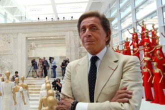 Romoje, eidamas 94-uosius metus, mirė mados namų „Valentino“ įkūrėjas Valentinas Garavanis. Apie tai praneša laikraštis „La Repubblica“ ir kita Italijos žiniasklaida.