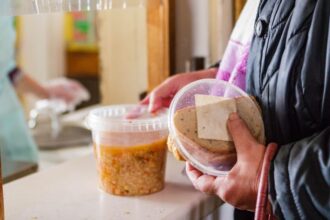 Panevėžyje socialiniai darbuotojai susiduria su paradoksu: savimi pasirūpinti nebegalintys gyventojai atsisako pagalbos vien dėl kelių eurų priemokos, o kartais – ir be jokios akivaizdžios priežasties.