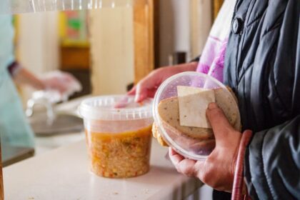 Panevėžyje socialiniai darbuotojai susiduria su paradoksu: savimi pasirūpinti nebegalintys gyventojai atsisako pagalbos vien dėl kelių eurų priemokos, o kartais – ir be jokios akivaizdžios priežasties.