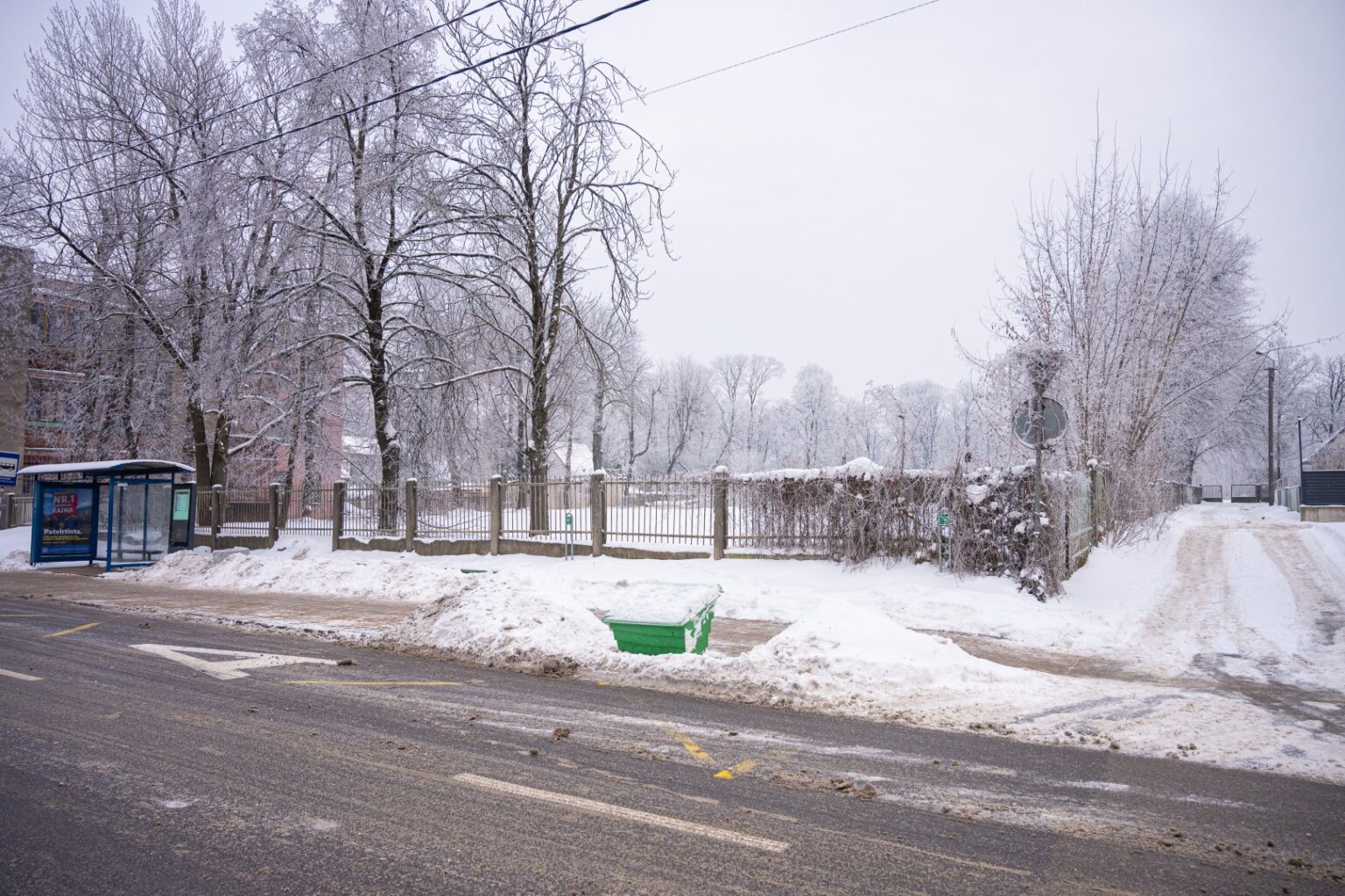 Smėlynės gatvėje aptvertas Savivaldybei priklausantis sklypas daugeliui vairuotojų kelia klausimą, kodėl miesto centre esanti tuščia teritorija jau ne vienerius metus nenaudojama?